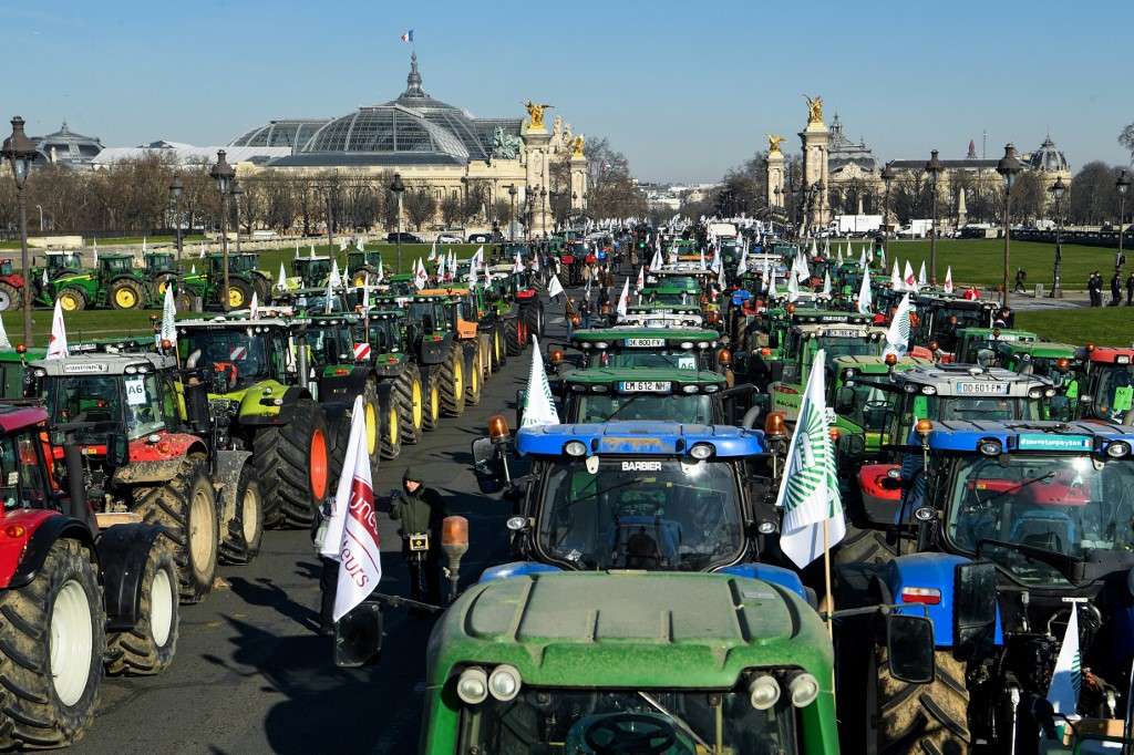 Des agriculteurs protestent à Paris contre l’interdiction des néonicotinoïdes