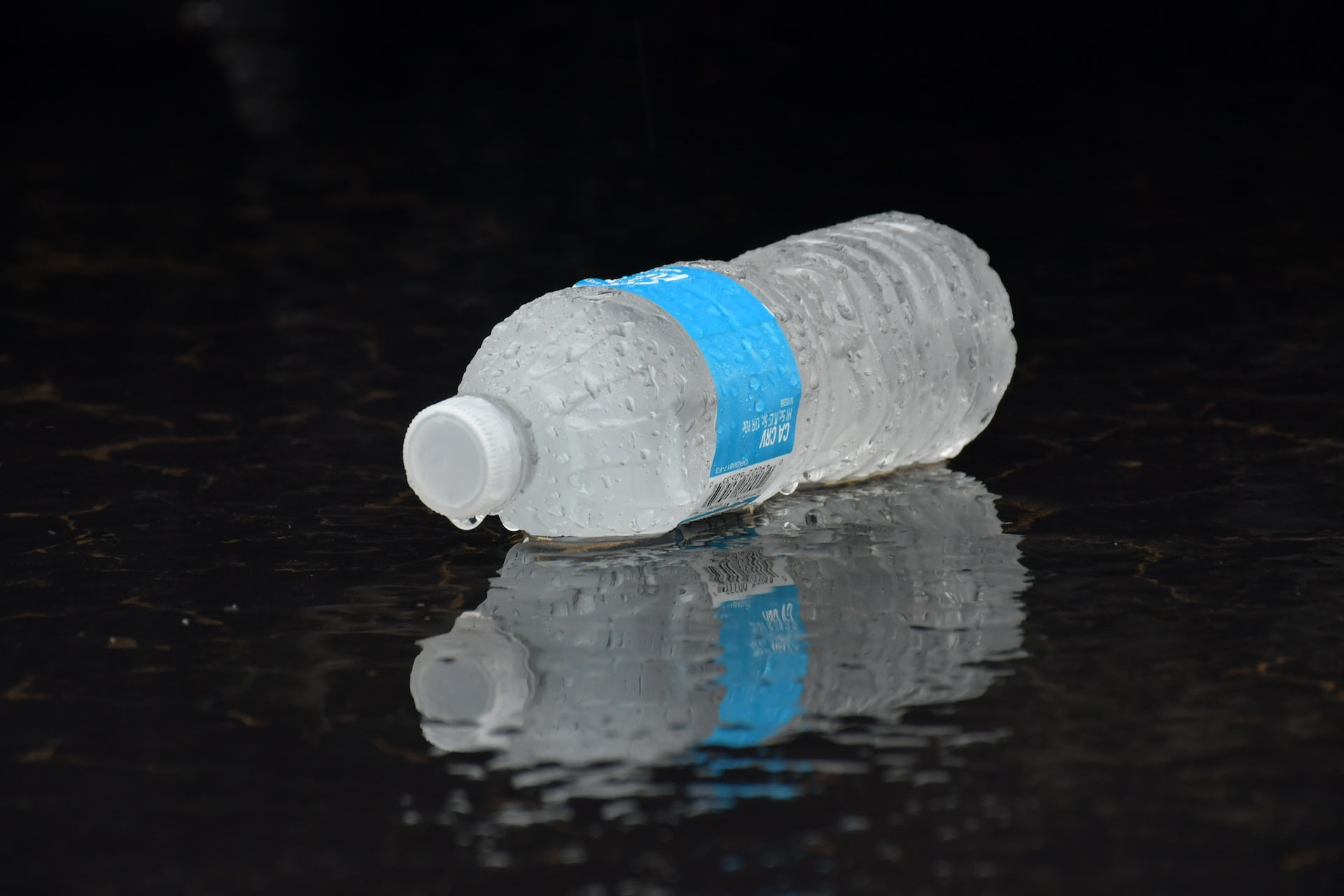 L'eau en bouteille et nanoparticules de plastique