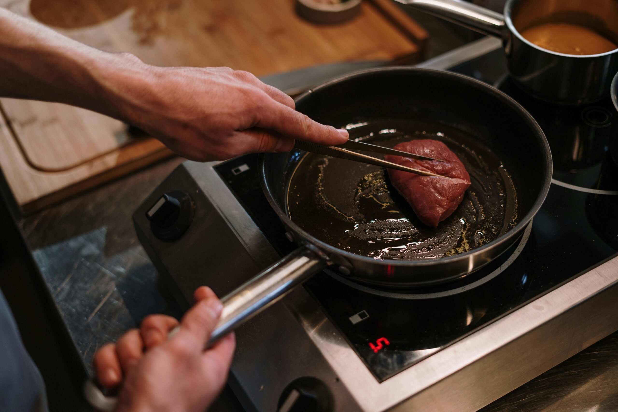 cuisson d'une viande à la poêle
