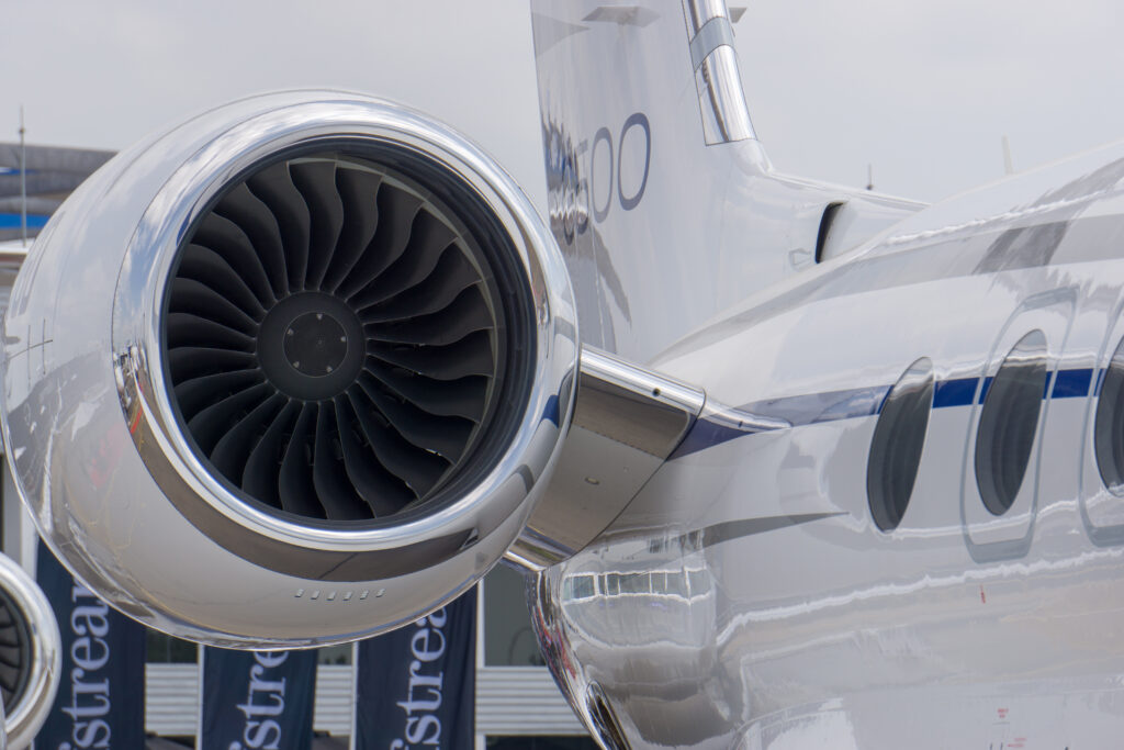 Pollution des avions : des particules 7 fois plus réactives en laboratoire