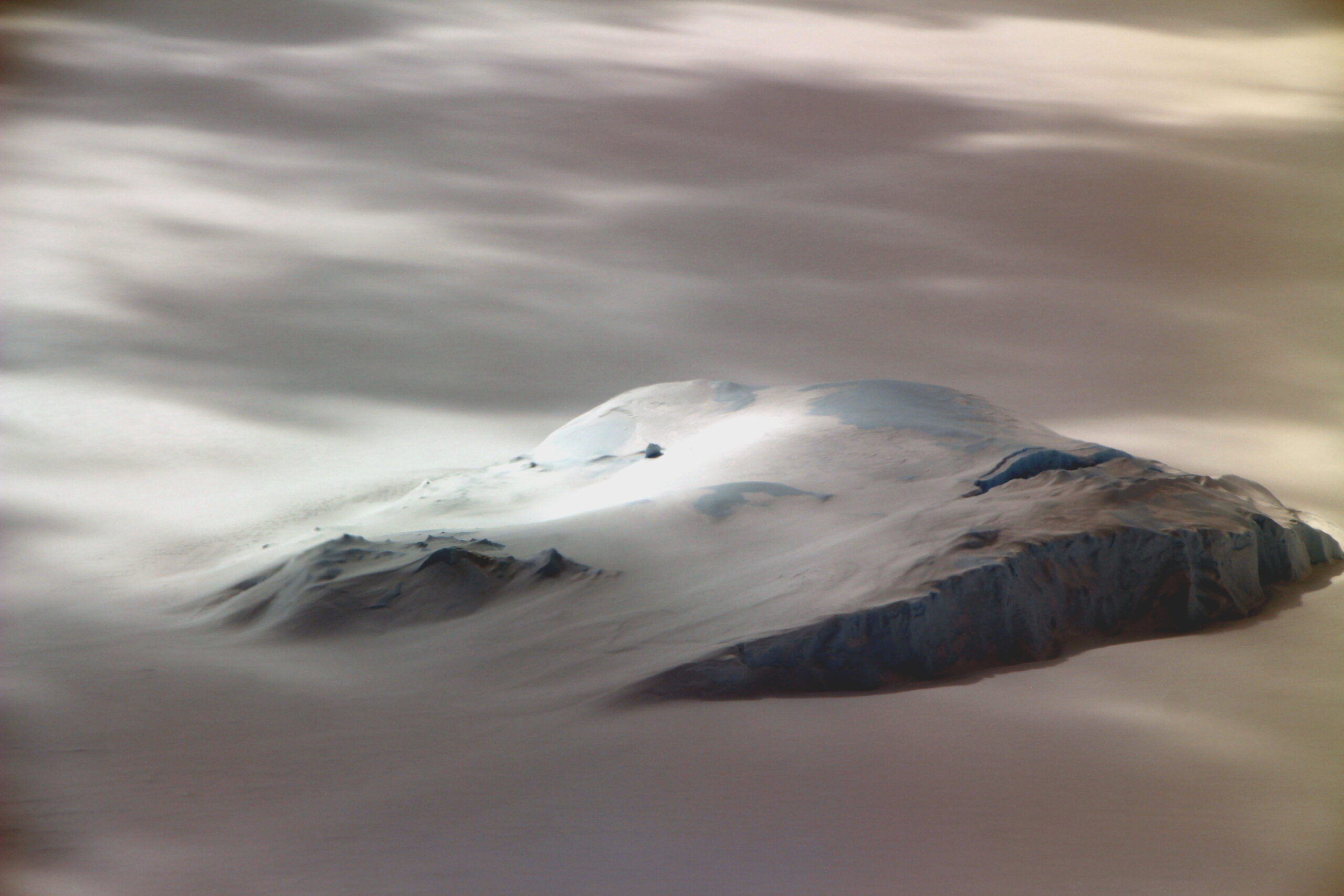 Vue aérienne d'un iceberg entouré de banquise dans la baie Porpoise, en Antarctique de l'Est